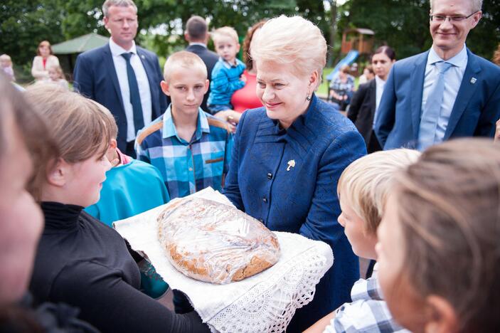 Prezidentė Paparčiuose aplankė vaikus