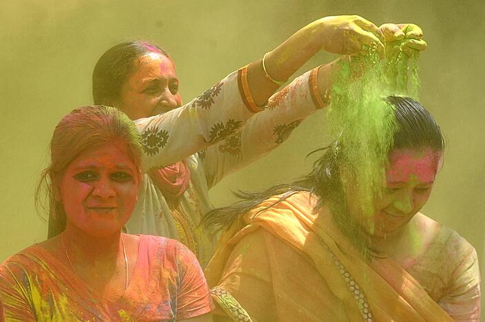 Milijonai indų pirmadienį švenčia populiarų hinduistų festivalį Holi