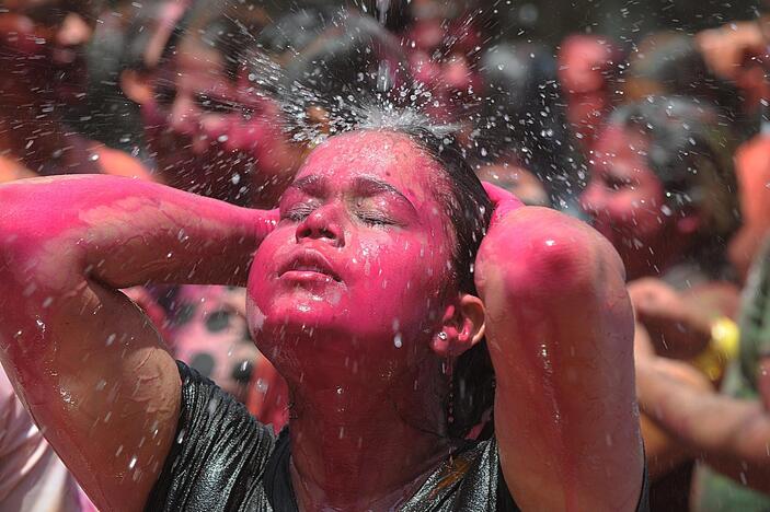 Milijonai indų pirmadienį švenčia populiarų hinduistų festivalį Holi