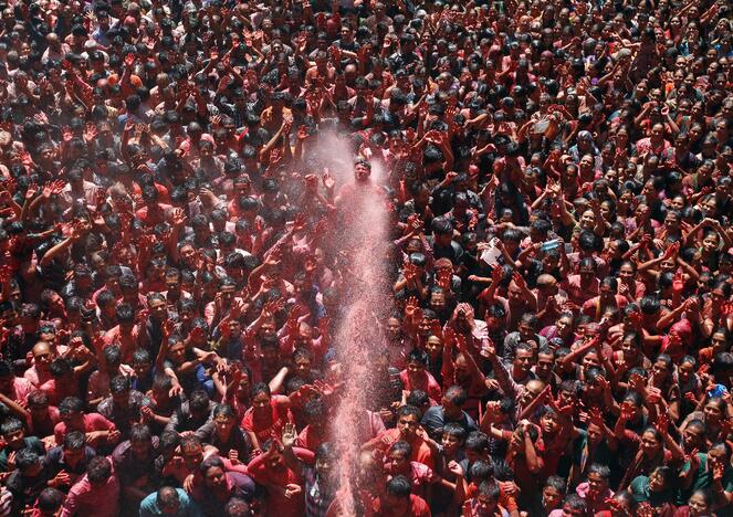 Milijonai indų pirmadienį švenčia populiarų hinduistų festivalį Holi