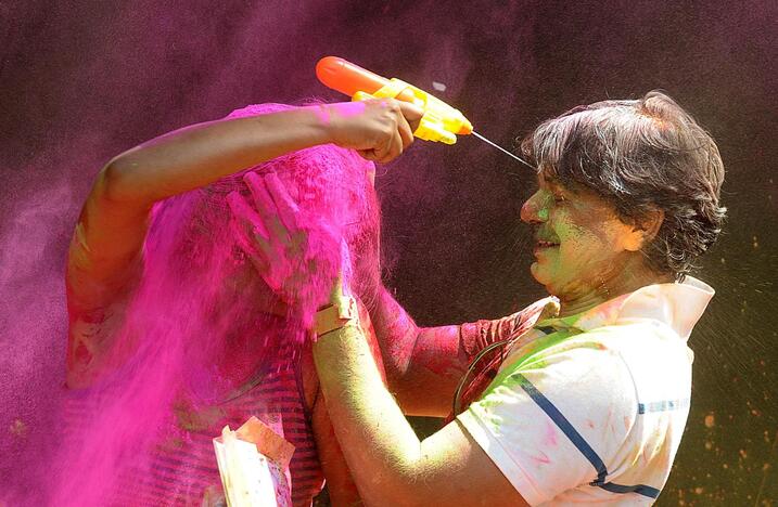 Milijonai indų pirmadienį švenčia populiarų hinduistų festivalį Holi