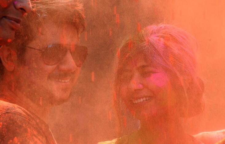 Milijonai indų pirmadienį švenčia populiarų hinduistų festivalį Holi