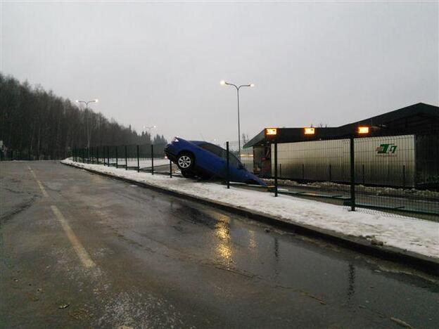 Medininkų punkto tvorą kliudė autobuso nuneštas „Mazda 6“