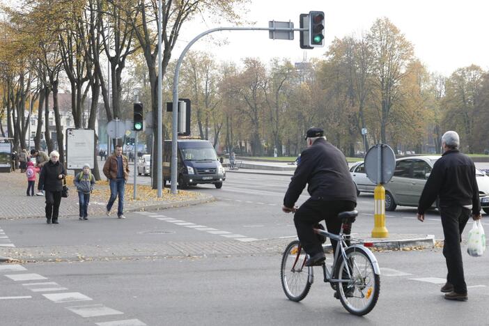 Automobilių vairuotojai atvažiuojančių dviratininkų nemato