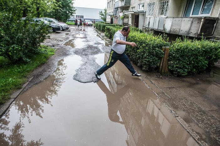 Balos ir duobės prie Kovo 11-osios gatvės namo