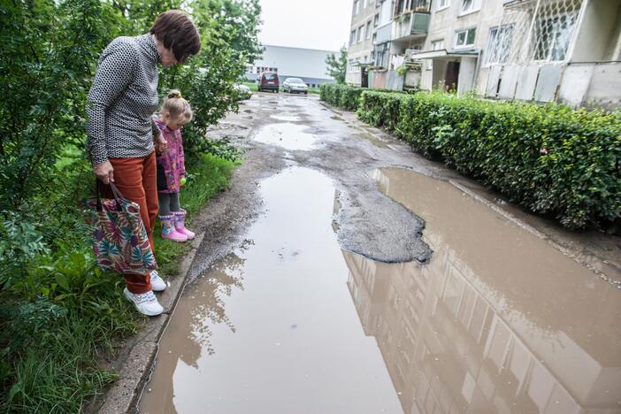 Balos ir duobės prie Kovo 11-osios gatvės namo