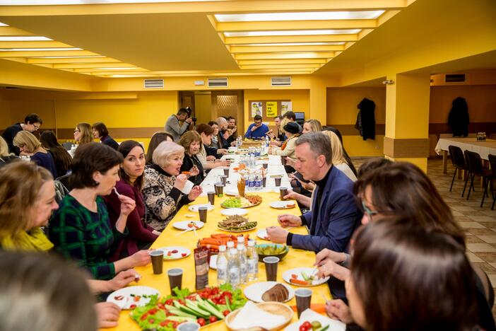 Porcijos: 22 kg tortas buvo suraikytas nemenkais laimės gabalais.