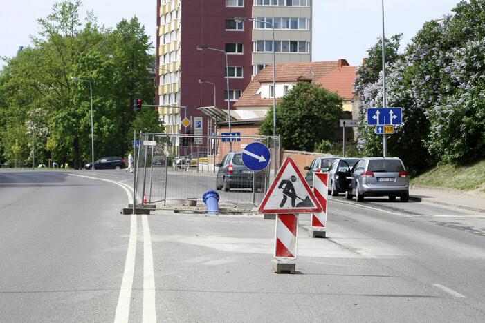 Sutvirtins: po geležinkelio viaduku sumontuotos papildomos atramos šilumos tinklams.