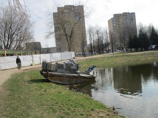 Valomas Kalniečių parko tvenkinys