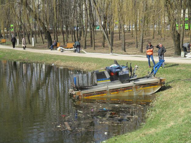 Valomas Kalniečių parko tvenkinys