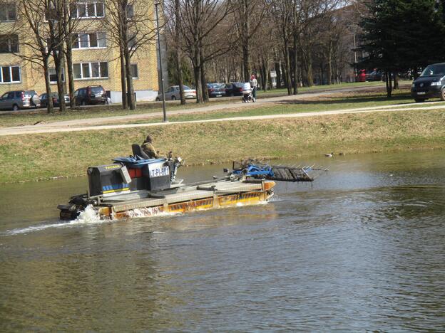 Valomas Kalniečių parko tvenkinys