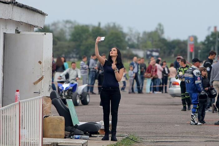 Aleksoto aerodrome vyko kaskadininkų šou „Skraidantys automobliai“.