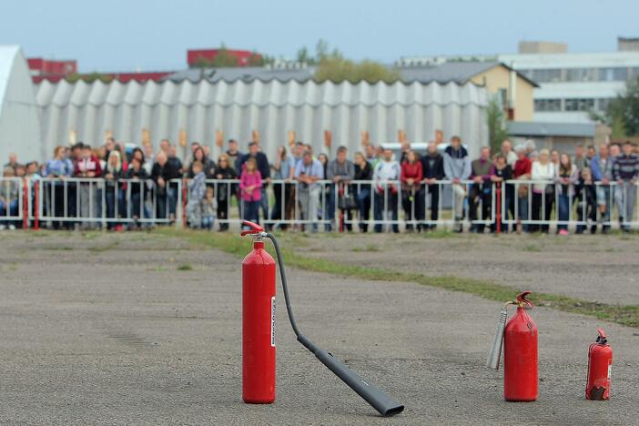 Aleksoto aerodrome vyko kaskadininkų šou „Skraidantys automobliai“.