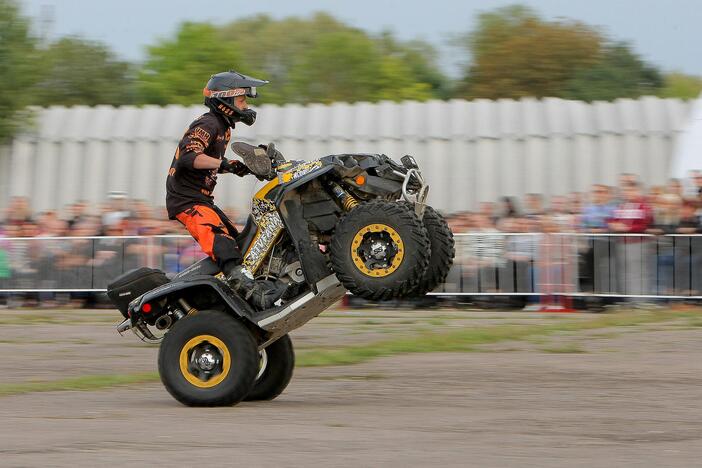 Aleksoto aerodrome vyko kaskadininkų šou „Skraidantys automobliai“.