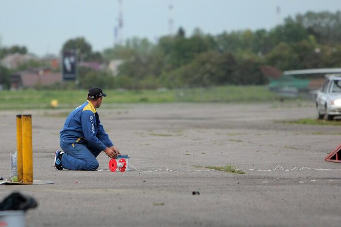 Aleksoto aerodrome vyko kaskadininkų šou „Skraidantys automobliai“.