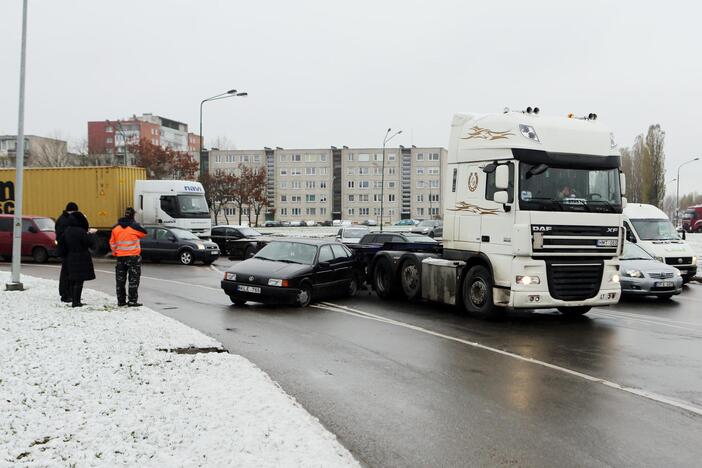 Vilkikas taranavo lengvąjį automobilį