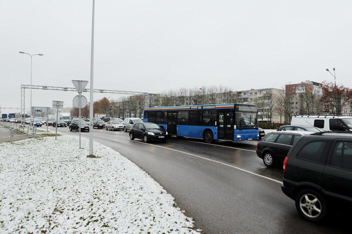 Vilkikas taranavo lengvąjį automobilį