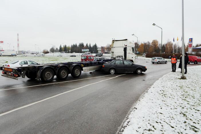 Vilkikas taranavo lengvąjį automobilį