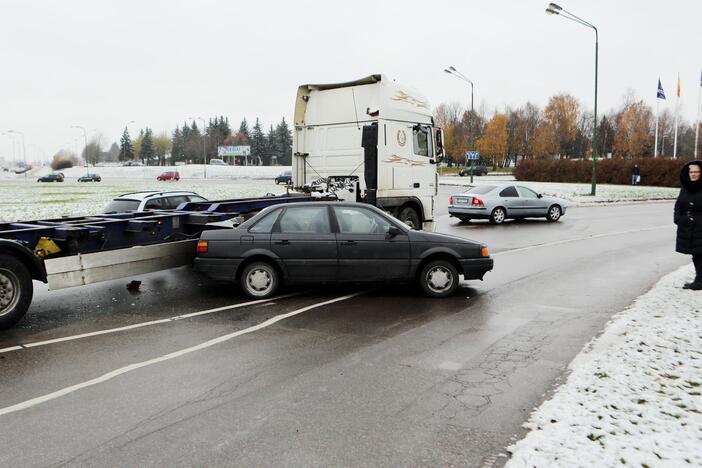 Vilkikas taranavo lengvąjį automobilį