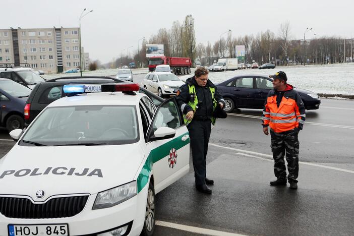 Vilkikas taranavo lengvąjį automobilį