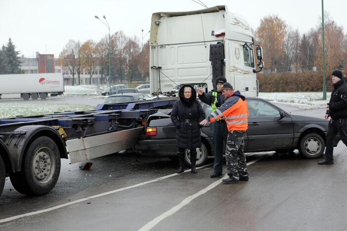 Vilkikas taranavo lengvąjį automobilį