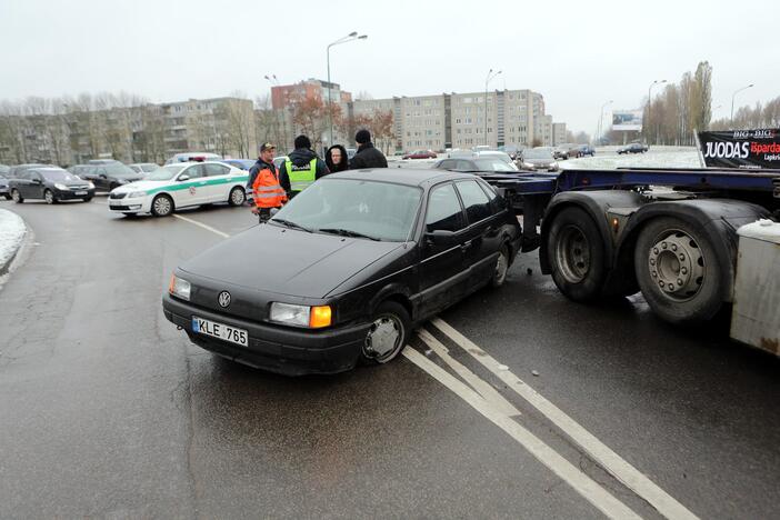 Vilkikas taranavo lengvąjį automobilį