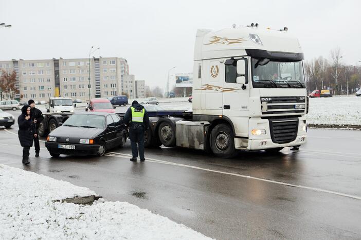 Vilkikas taranavo lengvąjį automobilį