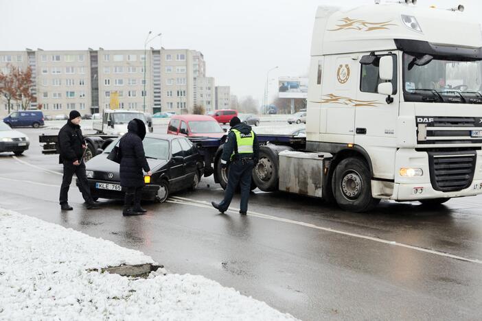 Vilkikas taranavo lengvąjį automobilį