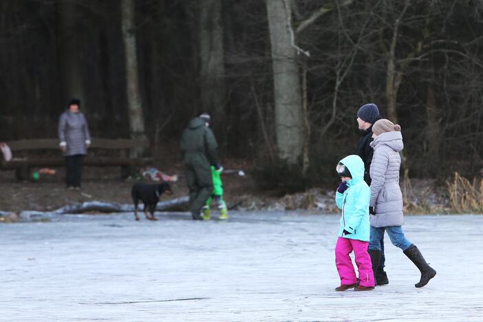 Klaipėdiečiai puikiai laiką leido ant ledo