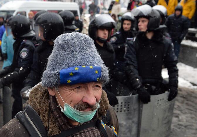 Kijeve protestuotojus ir spec. pajėgas paveikė šaltukas