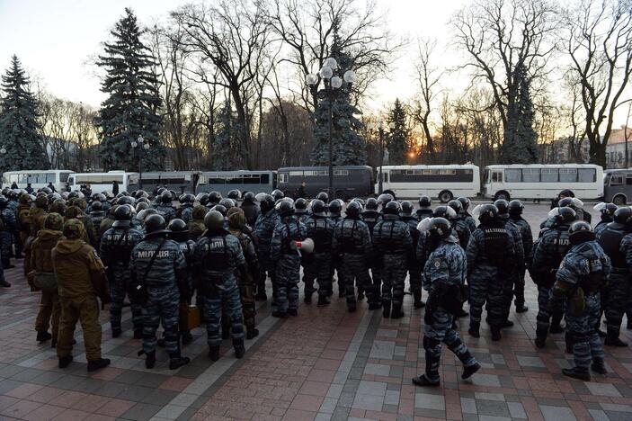 Ukrainoje prie Rados susirinko tūkstančiai protestuotojų