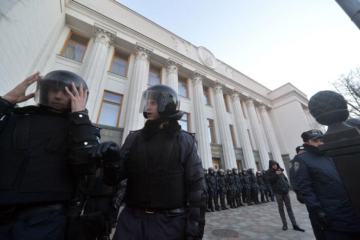 Ukrainoje prie Rados susirinko tūkstančiai protestuotojų