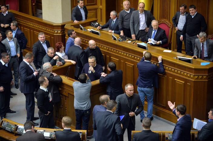 Ukrainoje prie Rados susirinko tūkstančiai protestuotojų