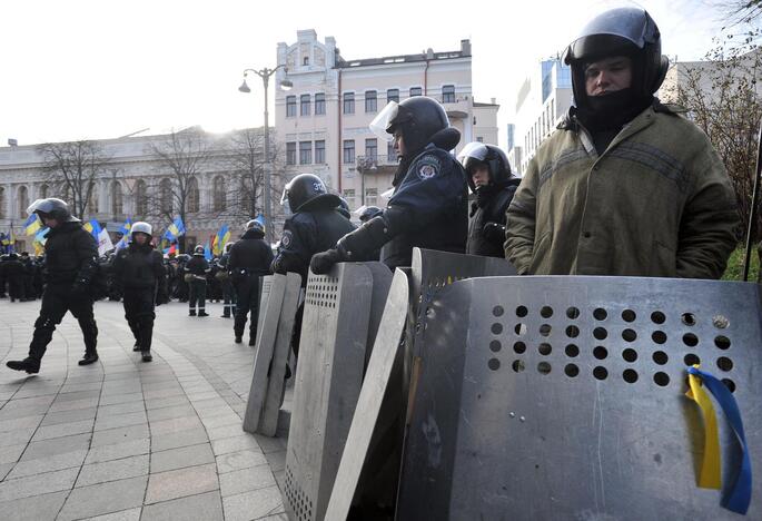 Ukrainoje prie Rados susirinko tūkstančiai protestuotojų