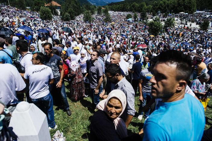 Srebrenicos metinėse Serbijos premjeras apmėtytas akmenimis