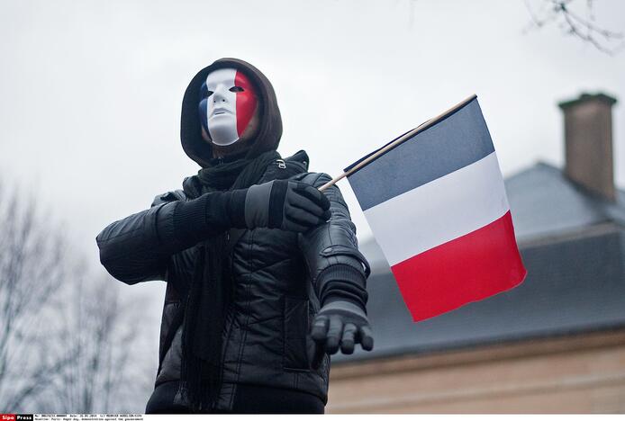 Keli tūkstančiai žmonių sekmadienį žygiavo Paryžiaus gatvėmis, dalyvaudami „Pykčio dienos“ protestuose prieš prezidentą Francois Hollande'ą, o šios eitynės baigėsi susirėmimais su policija.