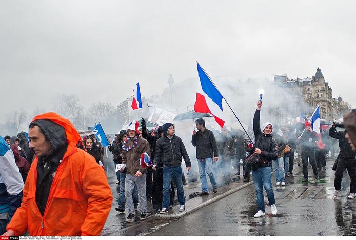 Keli tūkstančiai žmonių sekmadienį žygiavo Paryžiaus gatvėmis, dalyvaudami „Pykčio dienos“ protestuose prieš prezidentą Francois Hollande'ą, o šios eitynės baigėsi susirėmimais su policija.