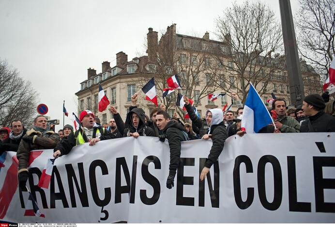 Keli tūkstančiai žmonių sekmadienį žygiavo Paryžiaus gatvėmis, dalyvaudami „Pykčio dienos“ protestuose prieš prezidentą Francois Hollande'ą, o šios eitynės baigėsi susirėmimais su policija.