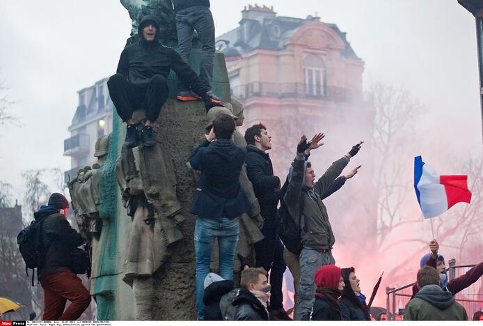 Keli tūkstančiai žmonių sekmadienį žygiavo Paryžiaus gatvėmis, dalyvaudami „Pykčio dienos“ protestuose prieš prezidentą Francois Hollande'ą, o šios eitynės baigėsi susirėmimais su policija.