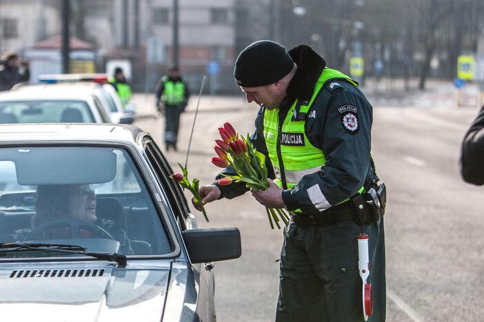 Policija vairuotojoms dalino gėlės