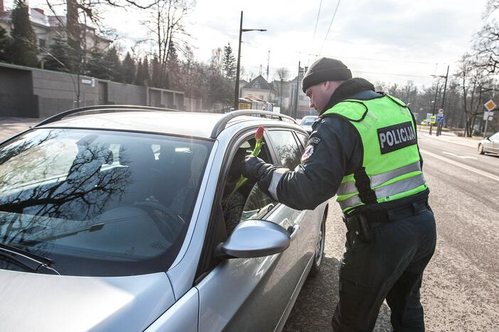 Policija vairuotojoms dalino gėlės