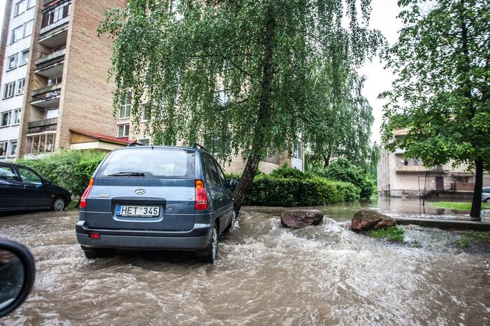 Po stiprios liūties patvino Kauno gatvės