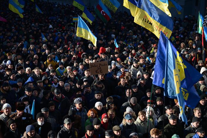 Ukrainoje prie Rados susirinko tūkstančiai protestuotojų