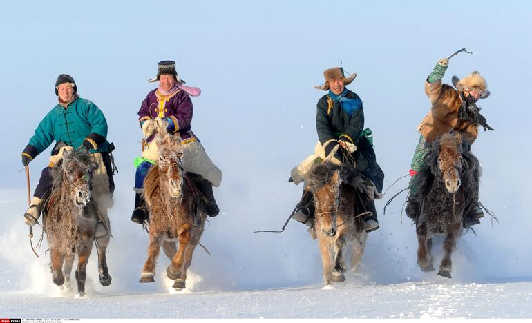 Žirgo metų simbolio fotosesija Mongolijos stepėse