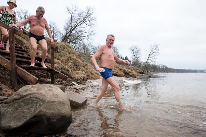 Sveikuolių maudynės Nemune