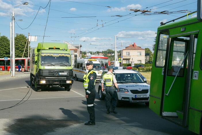 Troleibusas atsitrenkė į stulpą