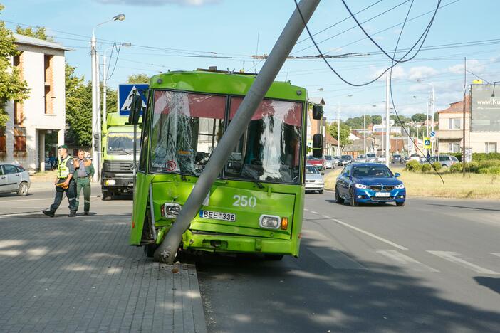 Troleibusas atsitrenkė į stulpą