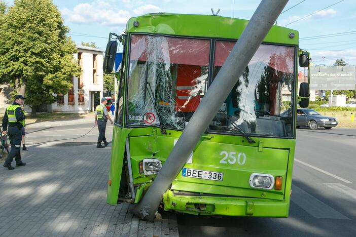 Troleibusas atsitrenkė į stulpą