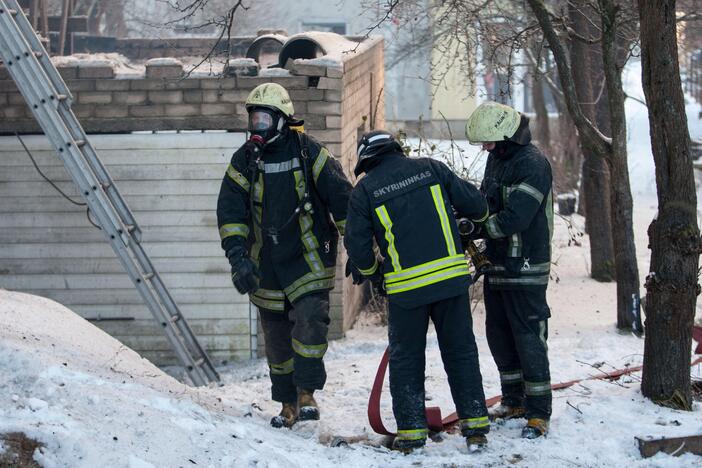 Marių g. užsiliepsnojo dviaukštis namas