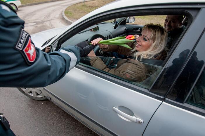 Kauno policija sveikino moteris